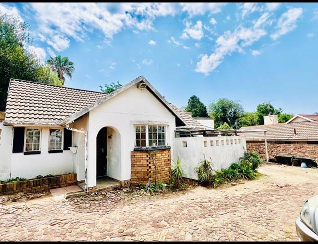 8 BEDROOM HOUSE FOR SALE IN BLOUBOSRAND